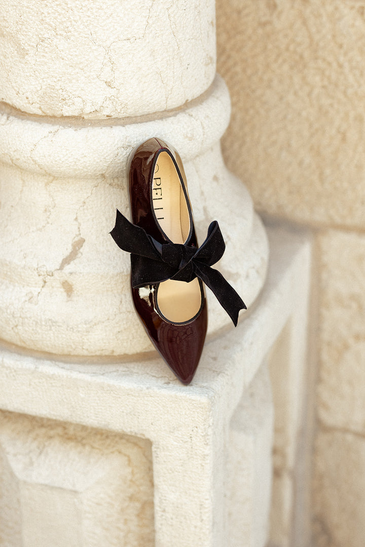 POINTED SHOE WITH BOW TIE