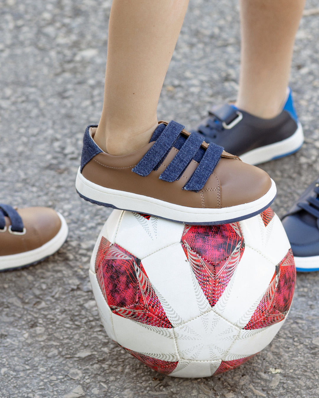 SNEAKERS WITH RUBBER LACES & VELCRO CLOSURE