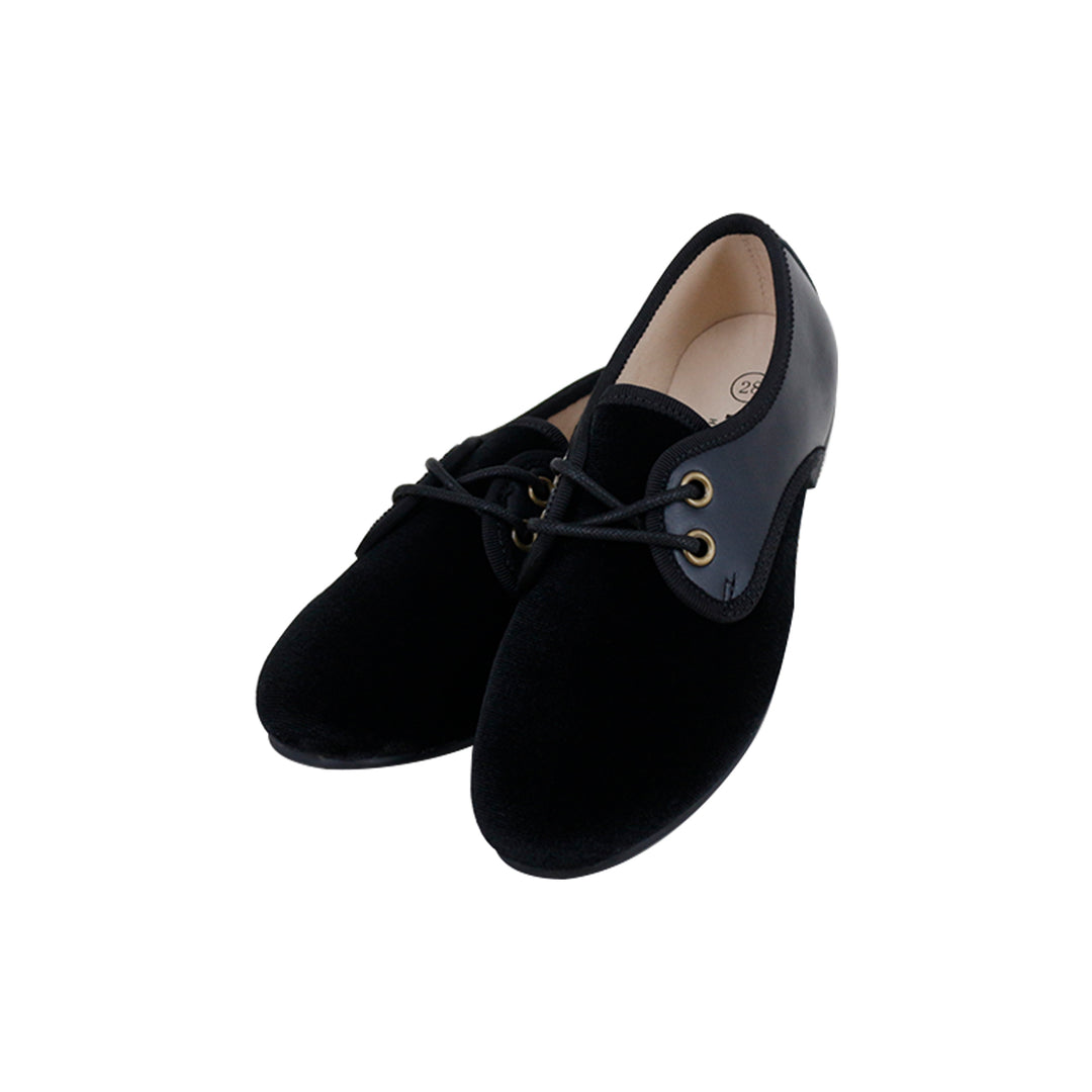 ELEGANT LACES
