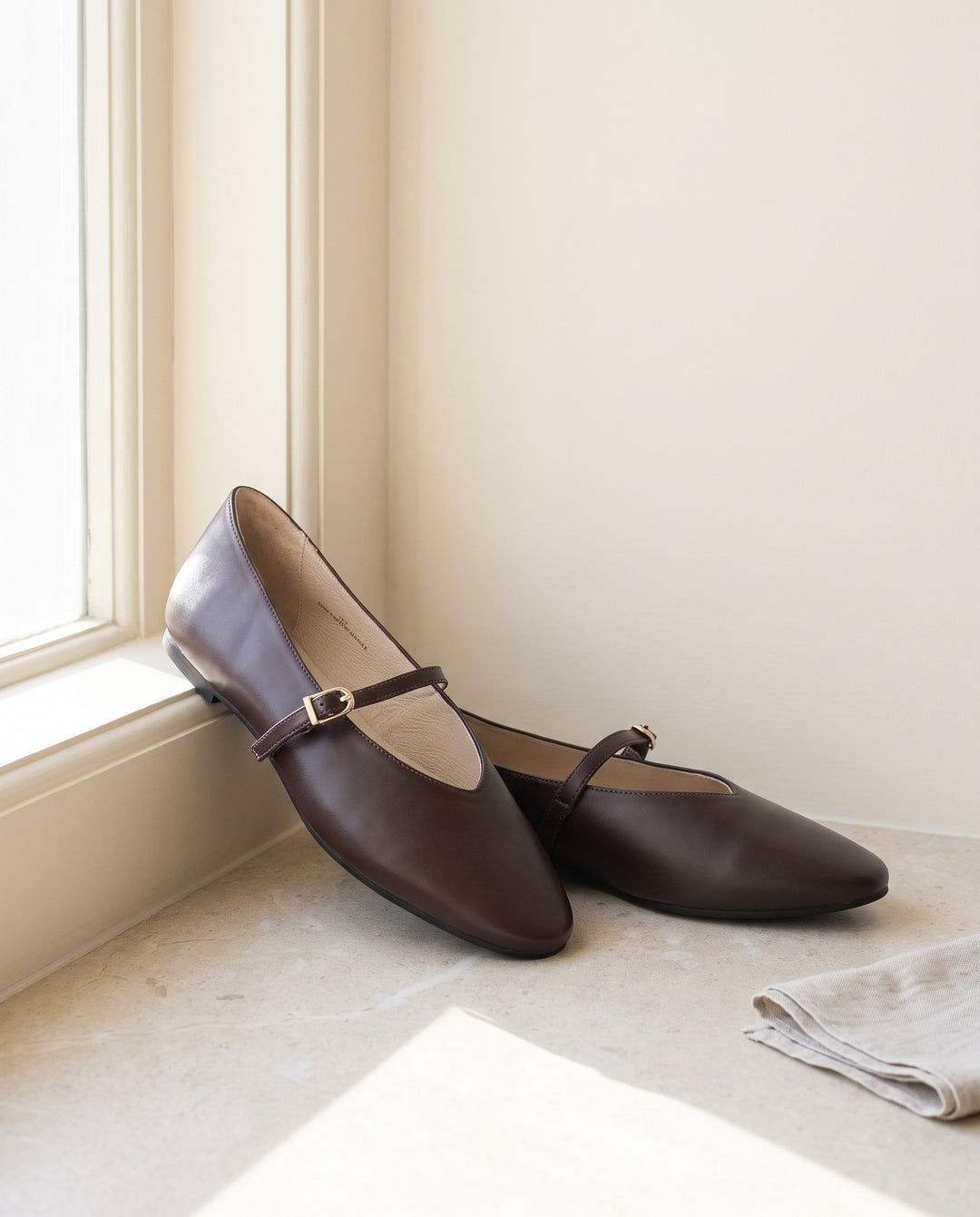 MARY JANE &amp;BUCKLE CLOSURE